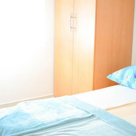 Apartmani Prvi Red Do Mora Pag Town Kültér fotó