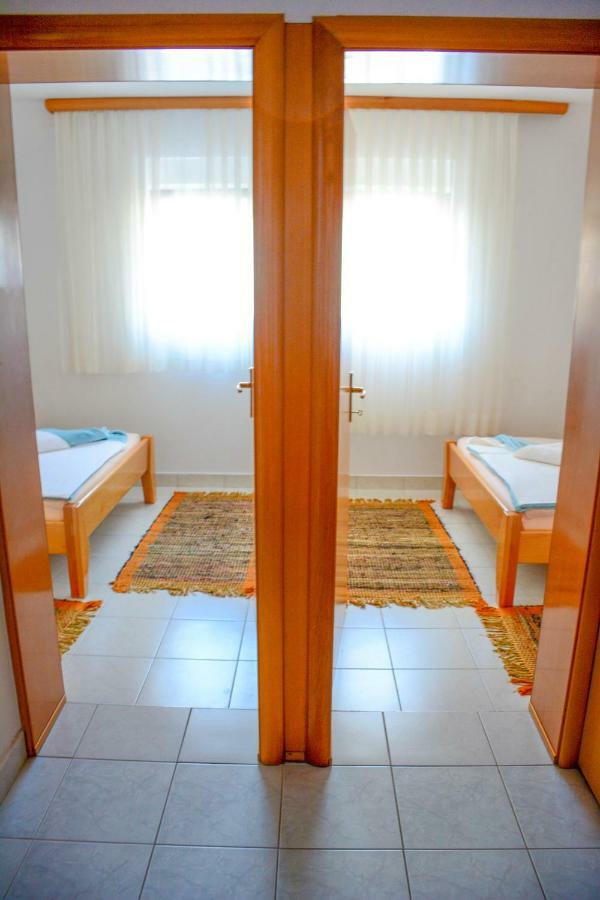 Apartmani Prvi Red Do Mora Pag Town Kültér fotó