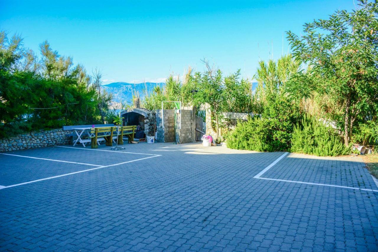 Apartmani Prvi Red Do Mora Pag Town Kültér fotó