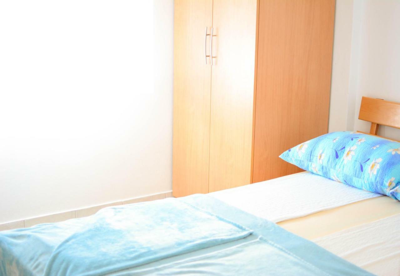 Apartmani Prvi Red Do Mora Pag Town Kültér fotó