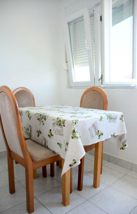 Apartmani Prvi Red Do Mora Pag Town Kültér fotó