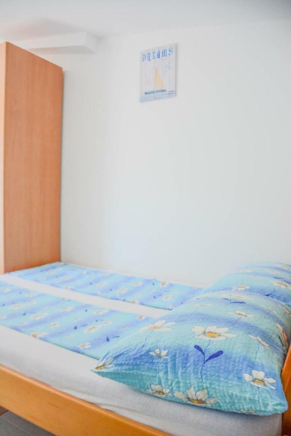 Apartmani Prvi Red Do Mora Pag Town Kültér fotó