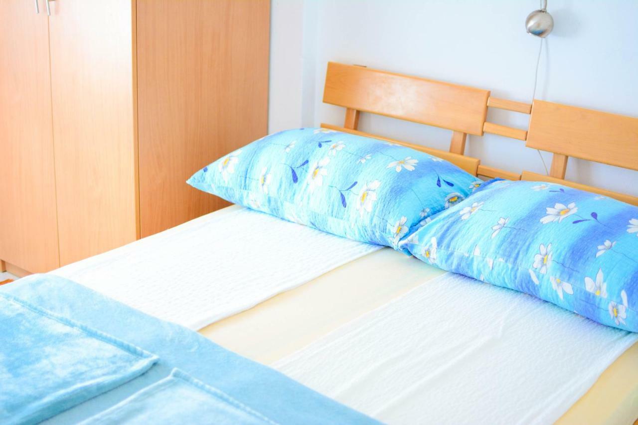 Apartmani Prvi Red Do Mora Pag Town Kültér fotó