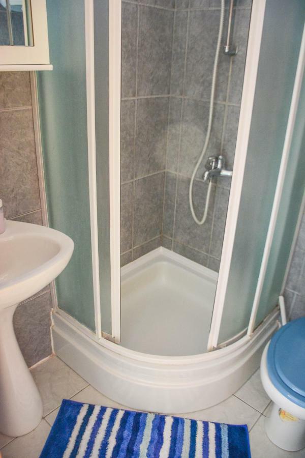 Apartmani Prvi Red Do Mora Pag Town Kültér fotó