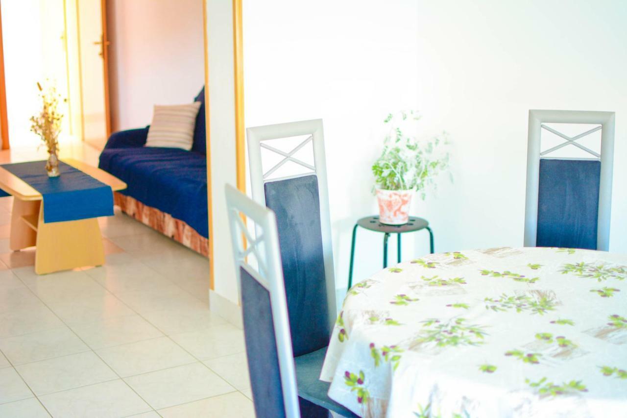 Apartmani Prvi Red Do Mora Pag Town Kültér fotó