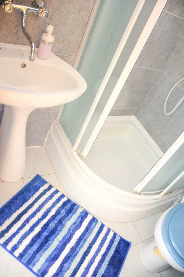 Apartmani Prvi Red Do Mora Pag Town Kültér fotó